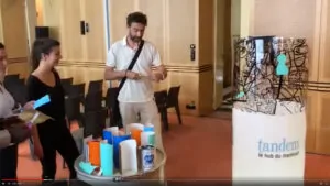 Les participants et le matériel Totem Box pour team building Marseille œuvre commune My Art Box