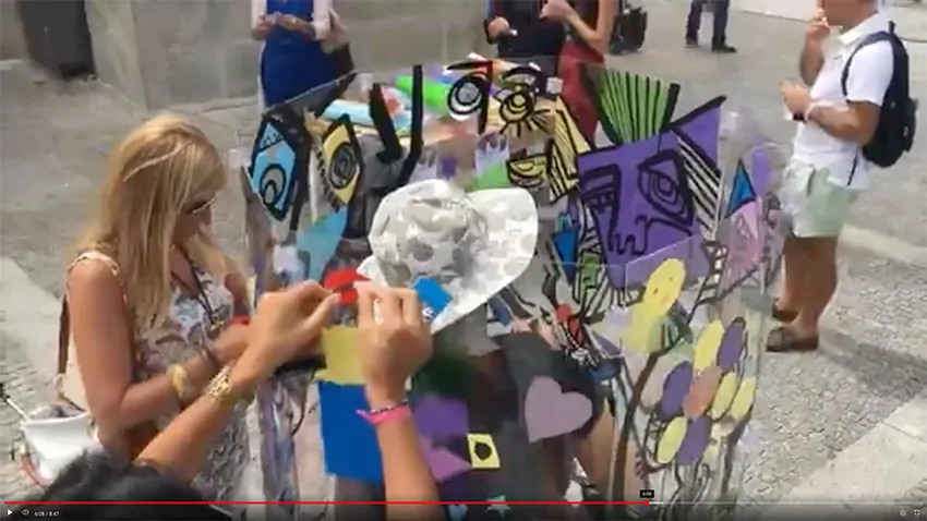 L'artiste aNa réalise une œuvre collaborative transparente entourée de participants au Portugal.