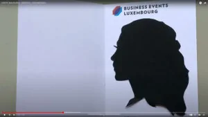 un portrait aux ciseaux silhouette en animation pour cadeau personnalisé inauguration découpé par l'artiste Christophe Chazot