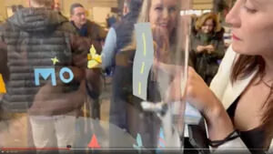 Le team building fresque collaborative éco-responsable imaginé par My Art Box est très ludique et il produit un souvenir collectif