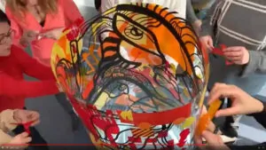 La meilleure technique pour animer une réunion à Lyon consiste à créer ensemble une fresque plexi Totem box My Art Box car elle est sobre et éco-responsable