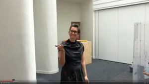 L'artiste ana Fernandes avant un challenge team-building fresque à Lyon