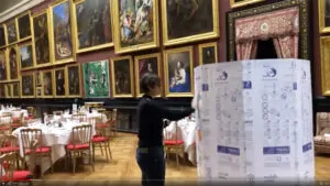 Ana artiste installe le matériel d'Animation de convention My Art Box à Chantilly