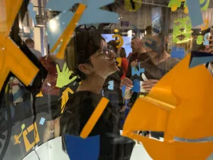 aNa Artiste My Art Box dans son tube plexi lors d'une Animation Fresque Anniversaire Entreprise à Lyon