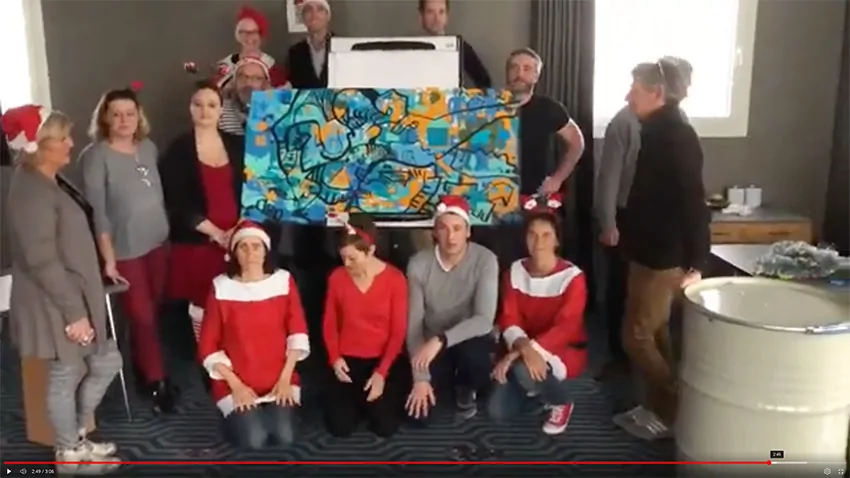 Collaborateurs réunis autour d'une fresque créative lors d'une animation de Noël en Bretagne.