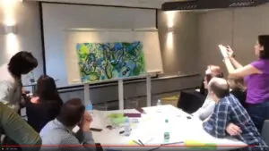 Le magnifique résultat exposé de la Fresque My Art Box créée en team building Grenoble est prise en photo par les participants