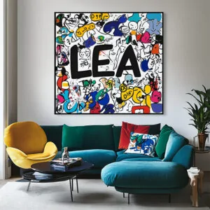 Impression fresque digitale sur toile encadrée exposée dans un salon d'appartement cosy autour du prénom Léa