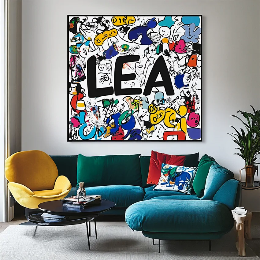 Impression fresque digitale sur toile encadrée exposée dans un salon d'appartement cosy autour du prénom Léa