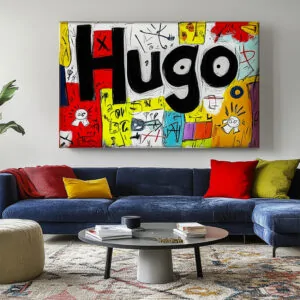 Impression fresque digitale sur toile accrochée au dessus d'un canapé bleu dans un salon d'un intérieur cosy présentant le prénom Hugo