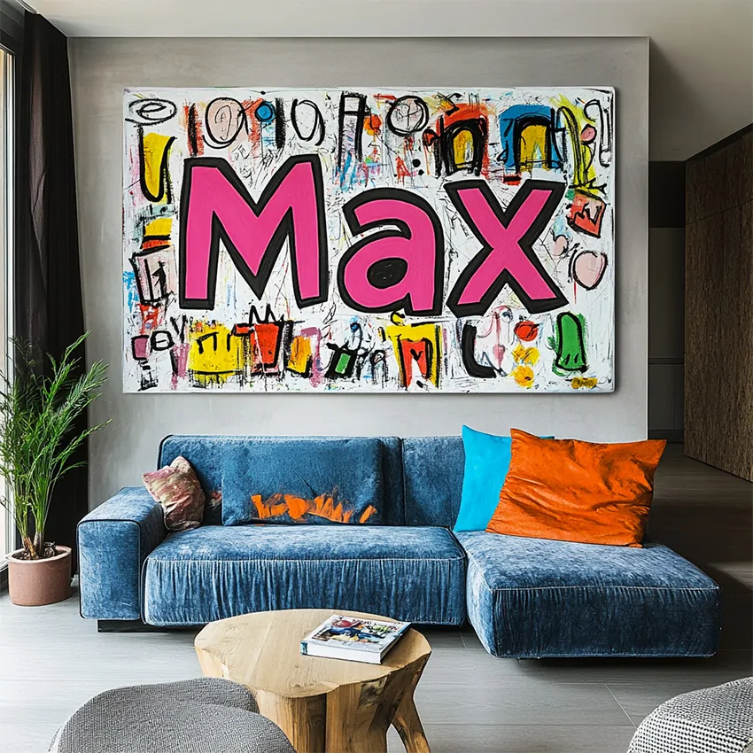 Impression fresque digitale sur toile exposée dans un salon au dessus d'un canapé cosy bleu représentant le prénom Max inscrit en géant et rose cerné de noir