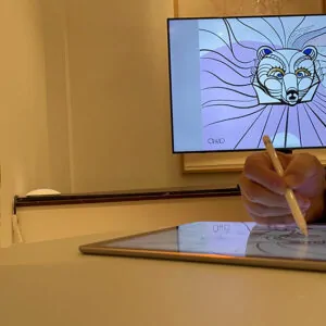 La fresque digitale livre d'or artistique en cours de création et projetée en direct sur un écran