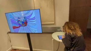 Une femme signe la fresque digitale livre d'or artistique