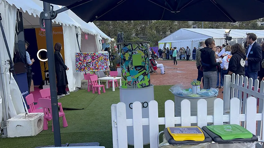 Une Fresque Totem plexi lors d'une Animation de stand inclusive écoresponsable à Lyon en extérieur animée par my art box