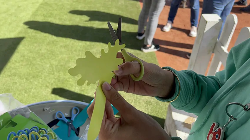 Une idée découpée par une participante avec les ciseaux de réemploi lors d'une animation de stand inclusive écoresponsable à Lyon en extérieur animée par my art box