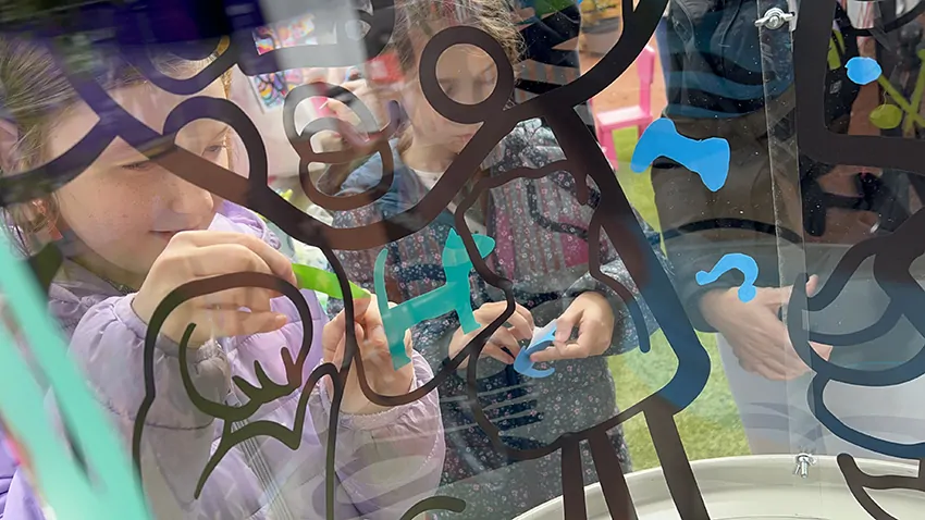 Une idée de chien découpé dans du vinyle vert par une participante avec les ciseaux de réemploi lors d'une animation de stand inclusive écoresponsable à Lyon en extérieur animée par my art box