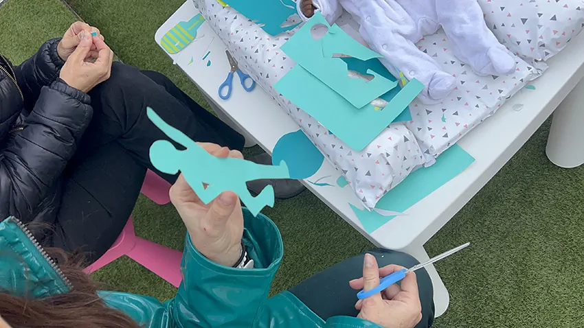 Une idée de danseuse découpée dans du vinyle vert par une participante avec les ciseaux de réemploi lors d'une animation de stand inclusive écoresponsable à Lyon en extérieur animée par my art box