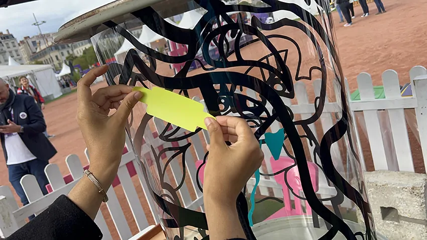 Une idée de rouleau à pâtisserie découpé et collé dans du vinyle jaune par une participante avec les ciseaux de réemploi lors d'une animation de stand inclusive écoresponsable à Lyon en extérieur animée par my art box et posée sur le plexi