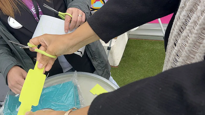 Une idée de rouleau à pâtisserie découpé dans du vinyle jaune par une participante avec les ciseaux de réemploi lors d'une animation de stand inclusive écoresponsable à Lyon en extérieur animée par my art box et posée sur le plexi