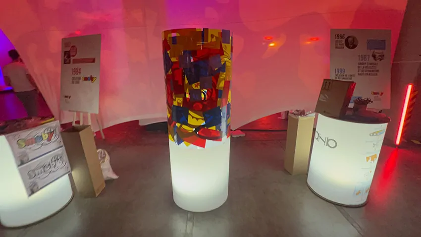 La fresque des jouets animée par l'équipe My Art Box imaginée par ana artiste lors de l'anniversaire des 100 ans de Smoby une fois terminée à Lons le Saunier avant encadrement sous sa forme en cylindre entre deux barils lumineux