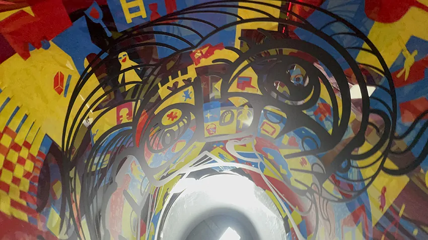 La vue intérieure de la fresque des jouets ana artiste pour l'anniversaire des 100 ans de Smoby à Lons Le Saunier
