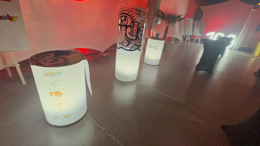 Le matériel écoresponsable nécessaire à la fresque des jouets imaginée par ana artiste pour l'anniversaire des 100 ans de Smoby à Lons Le Saunier est composé de plexi recyclable et de matériaux de réemploi comme les barils lumineux mode d'emploi