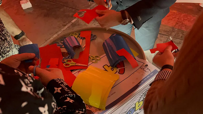 Le matériel écoresponsable de la fresque des jouets est composé de stickers à découper par les participants avec des ciseaux de réemploi à la place de la peinture pour limiter les déchets et protection