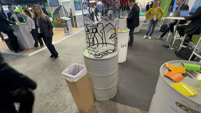 Le matériel pour fresque plexi éco-responsable My Art Box avant l'animation de stand pour scolaires à Grenoble et disponible au même prix dans toute la France et tous les jours de l'année