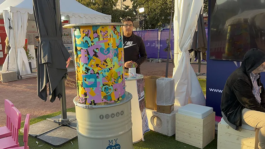 Une super activité oeuvre collective sans peinture My-art-box presque terminée sur le stand d'un client à Lyon place Bellecour