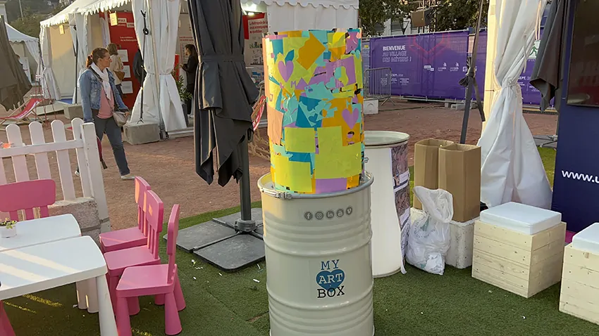 Une super activité oeuvre collective sans peinture My-art-box terminée encore sous forme de Totem sur le stand d'un client à Lyon place Bellecour