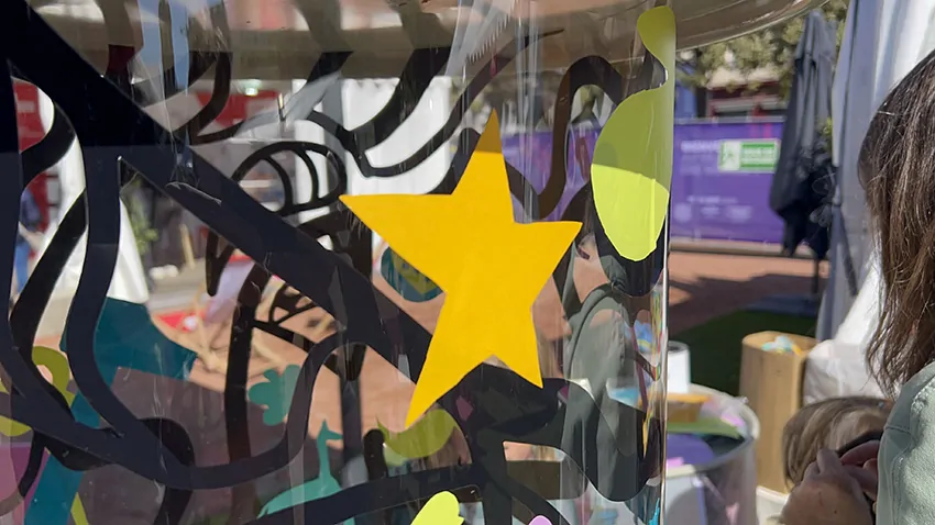 Un symbole d'étoile découpée dans du vinyle pour une oeuvre collective sans peinture My-art-box écoresponsable