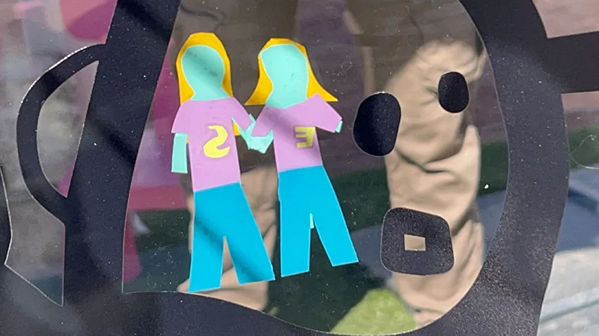 Un symbole de deux amies découpe son idée dans du vinyle pour une oeuvre collective sans peinture My-art-box écoresponsable