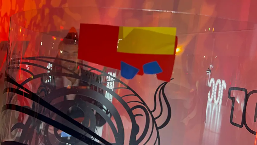 Une idée de camion de pompier découpé pour la fresque des jouets My Art Box sous forme de totem tube plexi en cours de création lors d'un anniversaire d'entreprise à Lons le Saunier