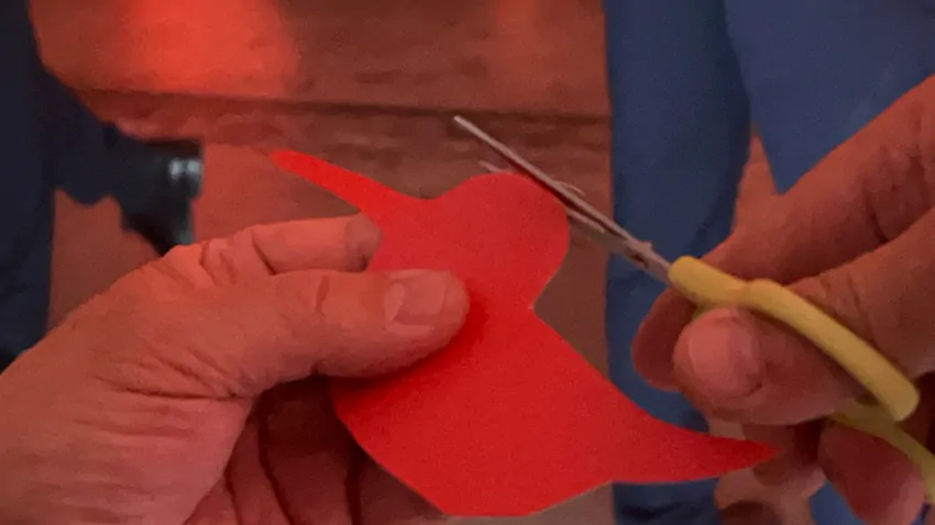 Une idée d'oiseau rouge découpé dans le vinyle pour la fresque des jouets My Art Box sous forme de totem tube plexi en cours de création lors d'un anniversaire d'entreprise à Lons le Saunier