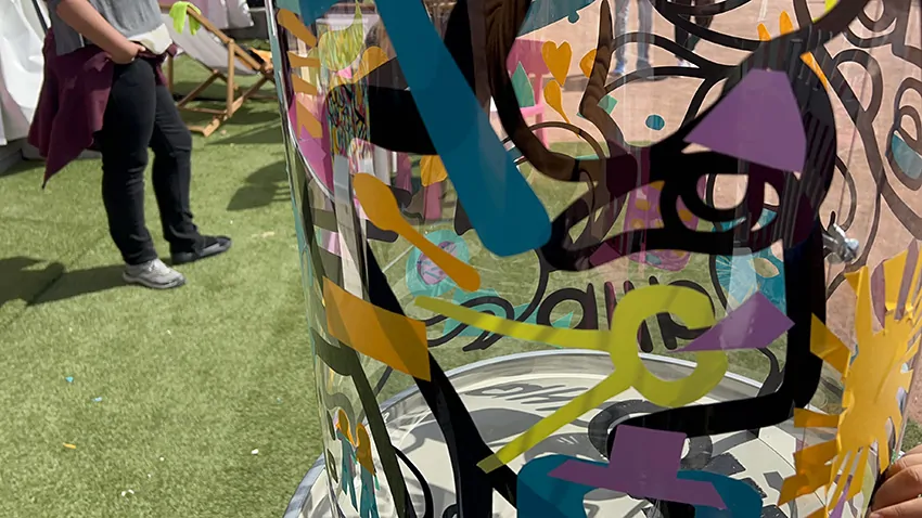 Une oeuvre collective sans peinture Totem plexi My-art-box écoresponsable