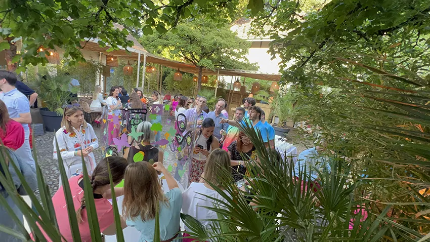 ana artiste collabore avec 200 personnes lors de l'animation éco-responsable fresque en garden party organisée à Genève par une maison d'ultra luxe pour ses collaborateurs