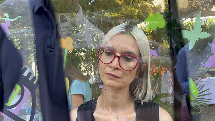 ana artiste dans son Tube plexi lors de l'animation fresque en garden party collaborative organisée à Genève pour 200 personnes