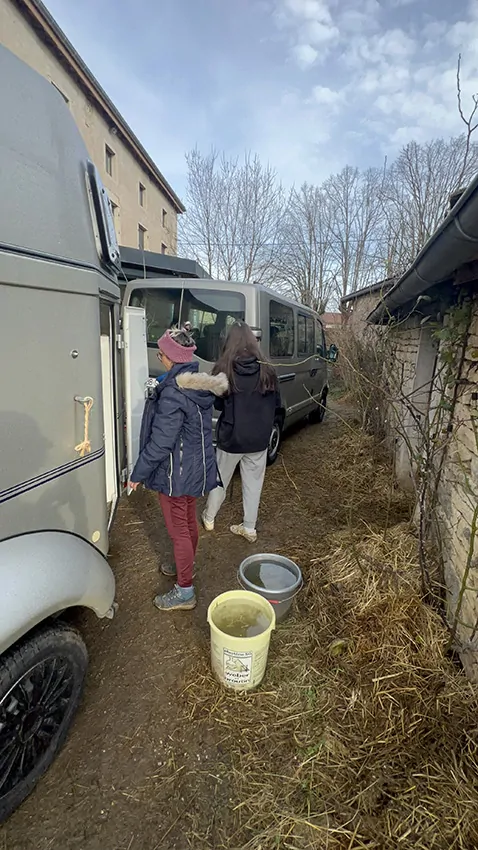 ana artiste la femme et associée de Christophe Chazot et Lila-May sa fille avec une sortie d'équitation
