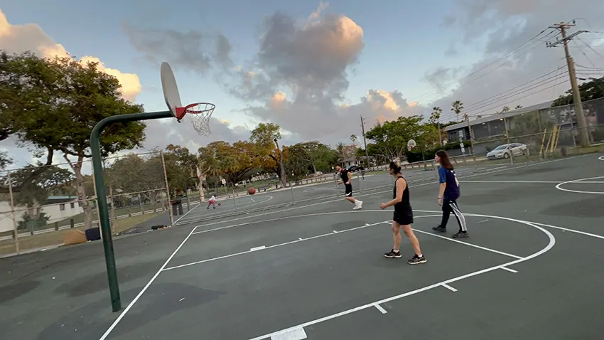 Christophe Chazot coach sa famille sa femme aNa leur fils Lou-Dino et leur fille Lila May au basket-ball sur un play ground ou court à Miami