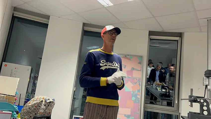 Christophe Chazot est un coach créatif My Art Box en entreprise qui propose des programmes de cohésion, d'inclusion, d'éco-responsablité, d'intégration, de resistance au changement, d'inauguration, d'anniversaire, de mariage, entre autres