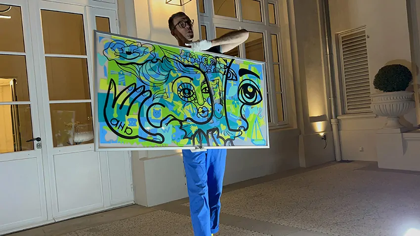 Christophe Chazot présente révèle un tableau Totem Box encadrée à l'issu d'une soirée anniversaire