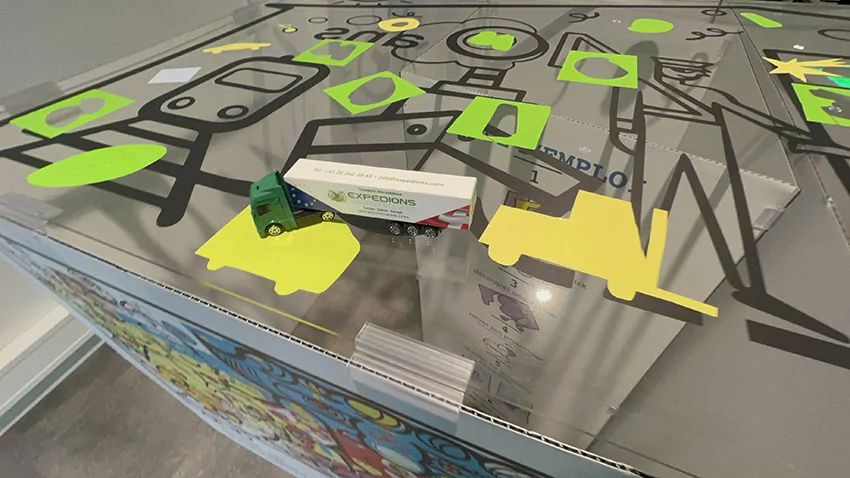 Un détail de la fresque des passions et un camion publicitaire expédions