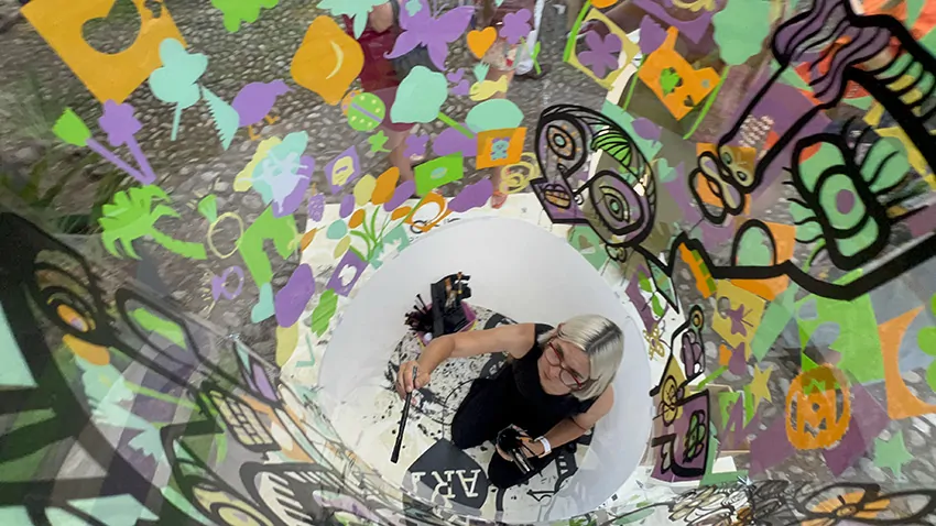 L'artiste aNa crée une fresque en garden party collaborative à Genève