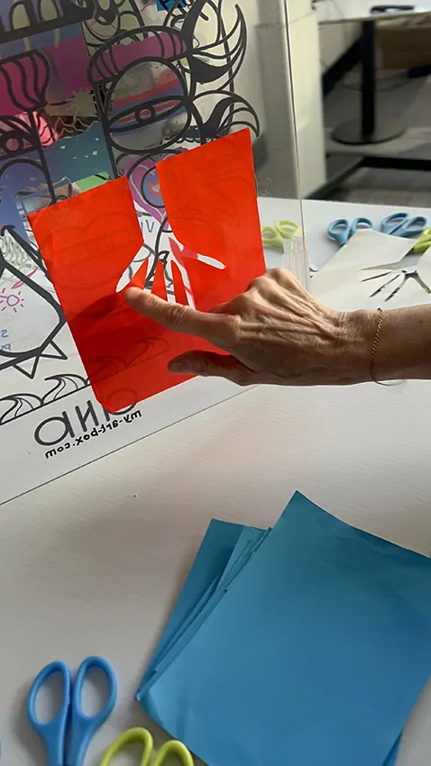 Idée découpée de mains découpée dans du vinyle rouge imaginée par une participante pour la fresque coopérative Paris lors d'une AG de banque coopérative