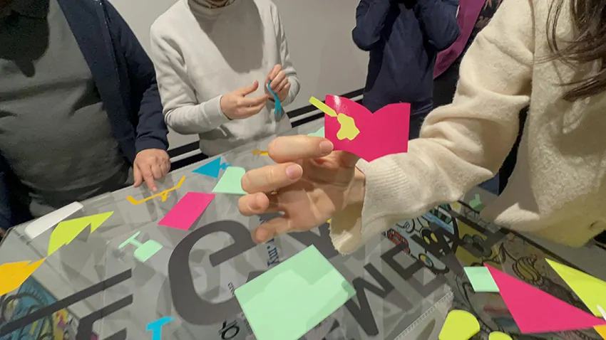 Une idée de coloriage découpée par une participante avant de coller sur le plexi en animation marque employeur pour managers à Dunkerque