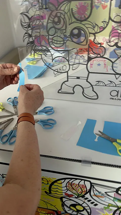 Idée découpée de bouteille de vient pour exprimer la convivialité découpée dans du vinyle bleu imaginée par une participante pour la fresque coopérative Paris lors d'une AG de banque coopérative