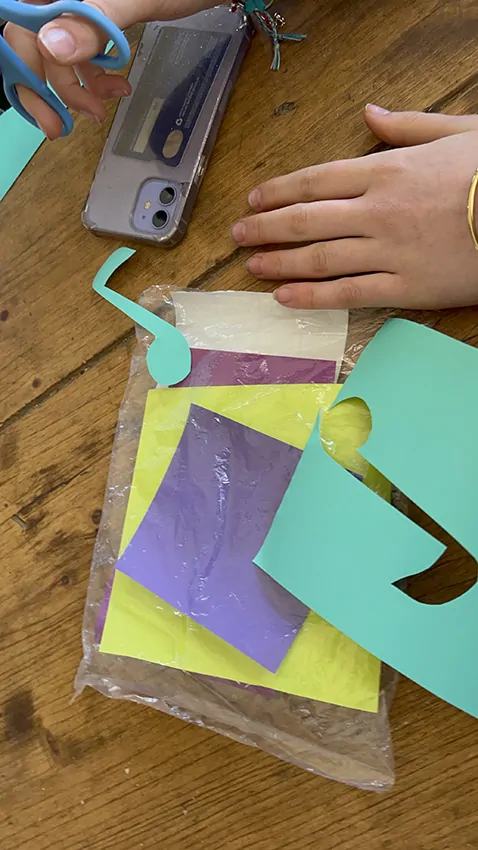 Une note de musique découpée dans du vinyle et le kit individuel éco-responsable de la fresque du confort du manager à Montceau-les-Mines