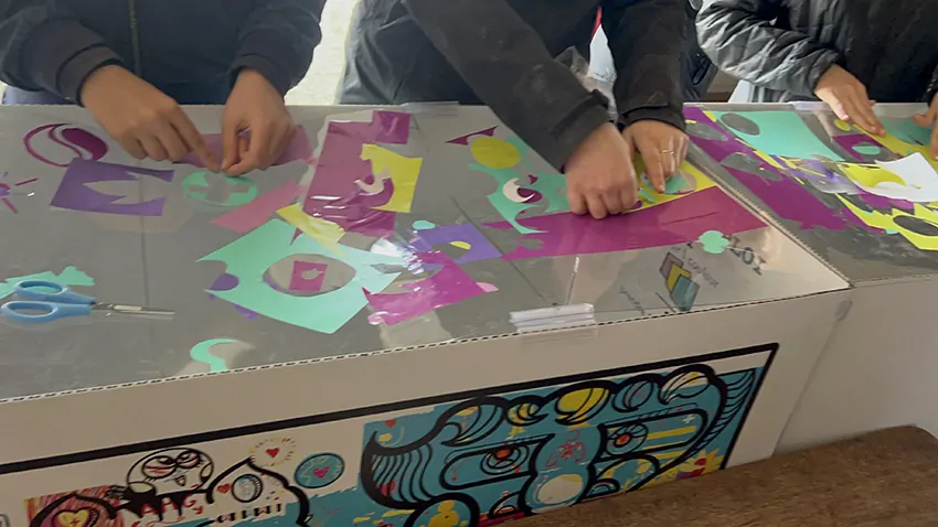 Les participants à la frise globale de la fresque du confort animée par aNa au Creusot et à Montceau-les-Mines