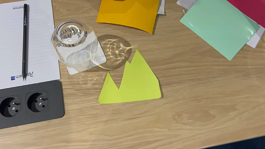 Une montagne découpée dans du vinyle vert en idée lors de l'animation marque employeur pour managers à Dunkerque