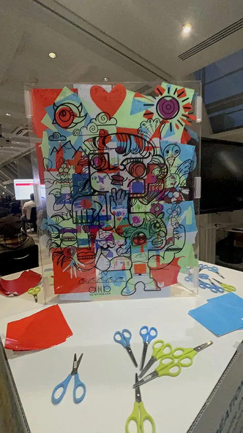 L'œuvre 1 de aNa imaginée pour la fresque coopérative Paris terminée lors d'une Assemblée Générale : Œuvre collaborative hybride imprimée sur plexiglas à partir de dessins digitaux à distance, fresque RSE entreprise combinant digital et présentiel My Art Box