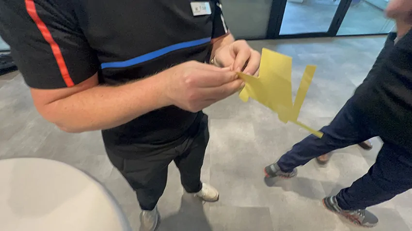 Un participant et son idée sur la fresque des passions animée par Christophe Chazot pour My Art Box à Genève